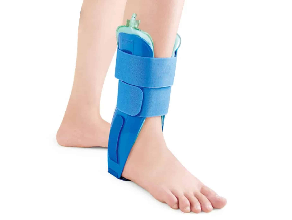 Attelle d'immobilisation de cheville à coques latérales gonflables